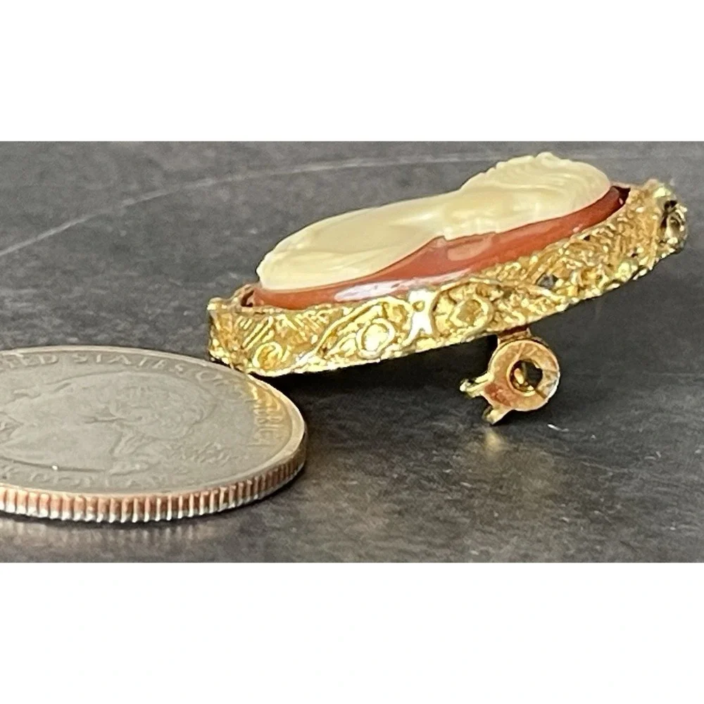 Vintage Gold Amber Cream Cameo Pin Brooch